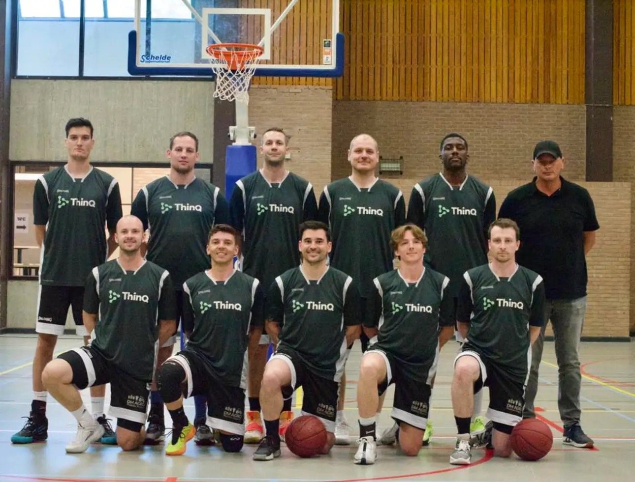 Teamfoto van Heren A in Sporthal De Prins