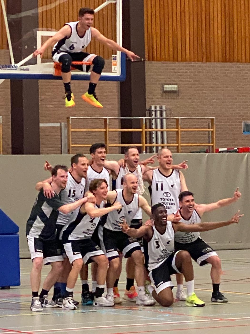 Spelers van Heren A vieren de titel, één speler zit op de ring